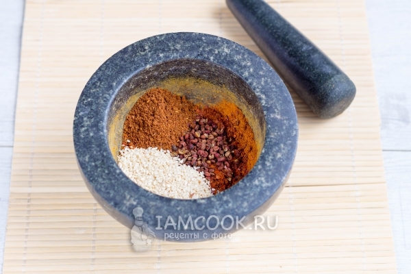 Соединить специи в ступке