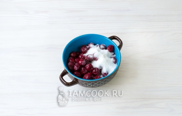 Соединить вишню с сахаром