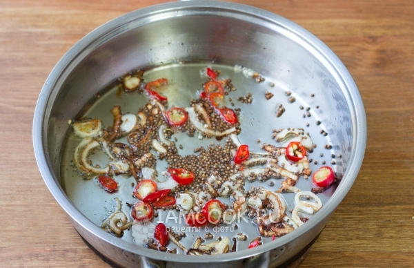 Добавить перец и горчицу