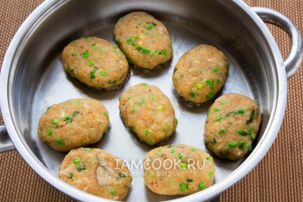 Положить котлеты на сковороду