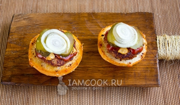 Уложили огурец и лук