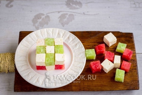 Выложить второй слой салата