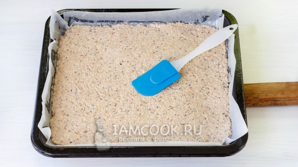 Выложить тесто в форму