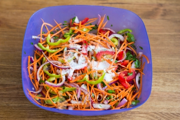 Соединить овощи, соль, сахар и специи