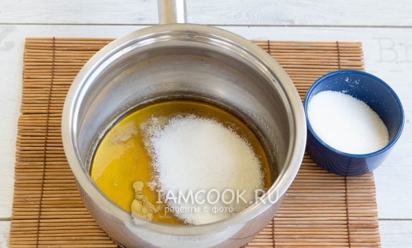 Соединить мед с сахаром