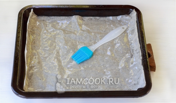 Смазать пергамент маслом