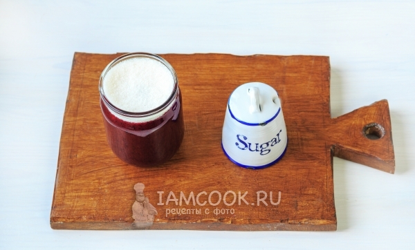 Насыпать на варенье сахар