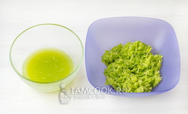 Отжать сок с кабачков