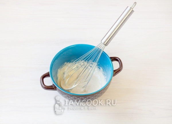 Взбить желток с сахаром