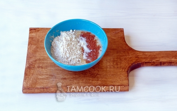 Всыпать овсяную муку, корицу и сахар