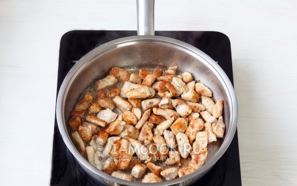 Обжарить мясо