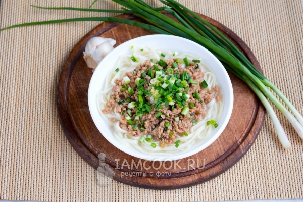 Положить на лапшу фарш и лук