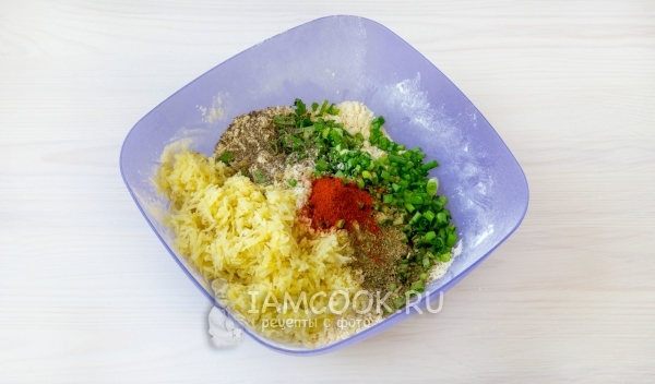 Добавить овощи и специи