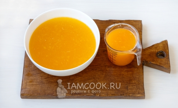 Влить сок в сироп