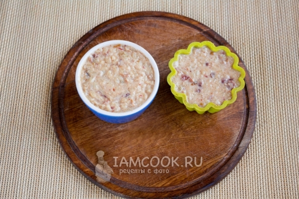 Разложить рисовую массу в формочки