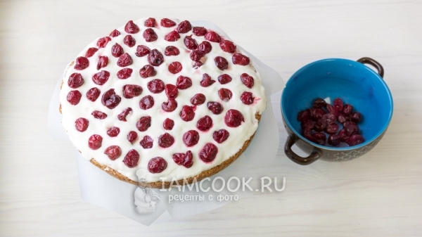 Положить на крем вишню