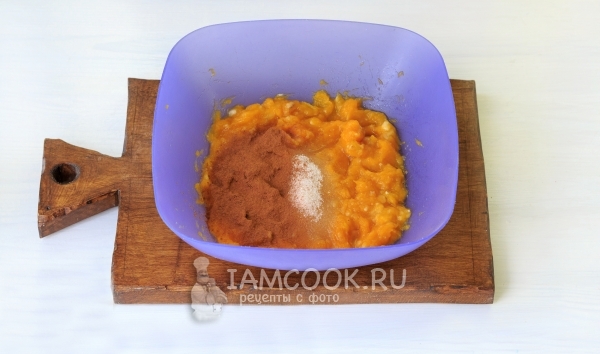 Всыпать соль, сахар и корицу