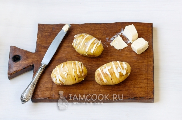 Положить в картофель масло