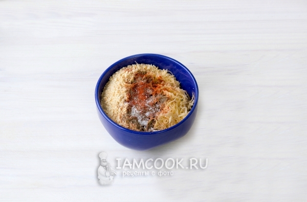 Соединить печенье с сыром и специями