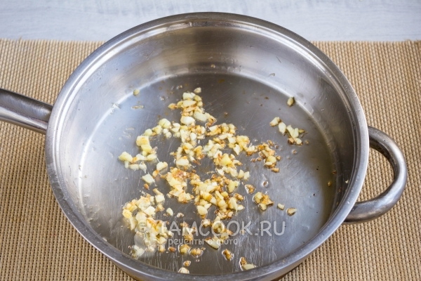 Обжарить чеснок с имбирем
