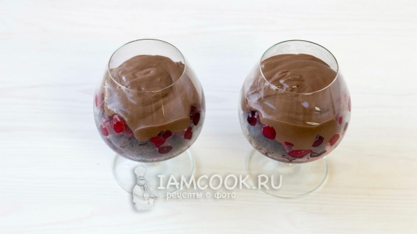 Положить на вишню крем