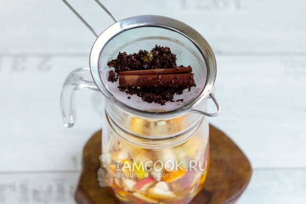 Процедить чай в кувшин