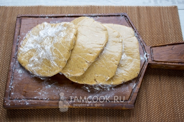 Завернуть тесто в пленку