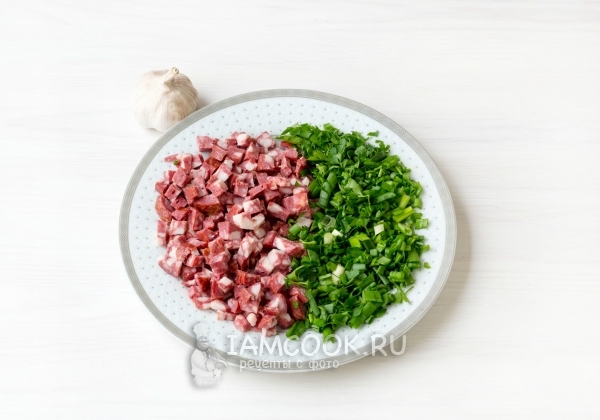 Порезать колбасу и зелень