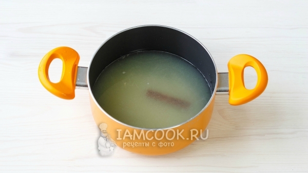 Соединить воду, сок лимона, сахар и корицу