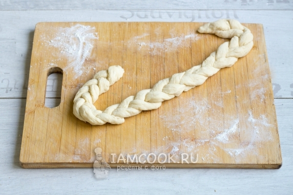 Сплести из теста косичку