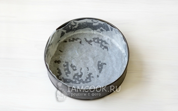 Застелить форму пекарской бумагой