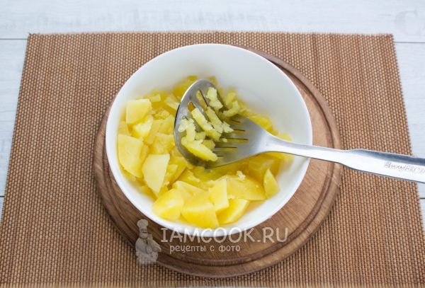 Размять картофель в пюре