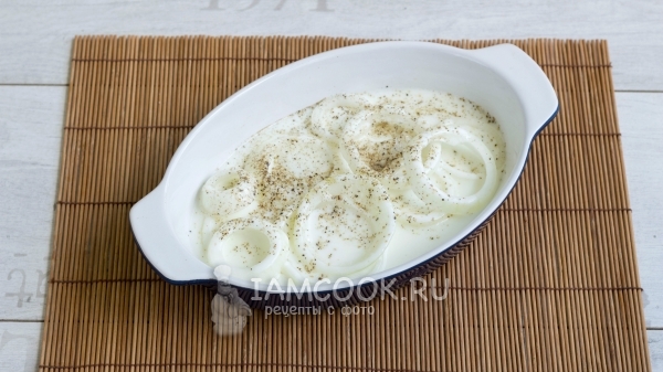 Посыпать лук в кефире солью и перцем