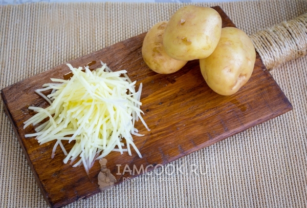 Натереть картофель