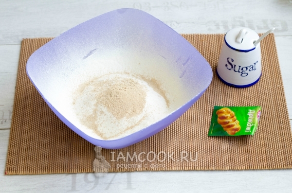Смешать муку, дрожжи и сахар