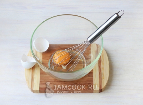 Вбить в миску яйцо