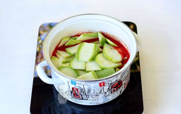 Положить кабачки