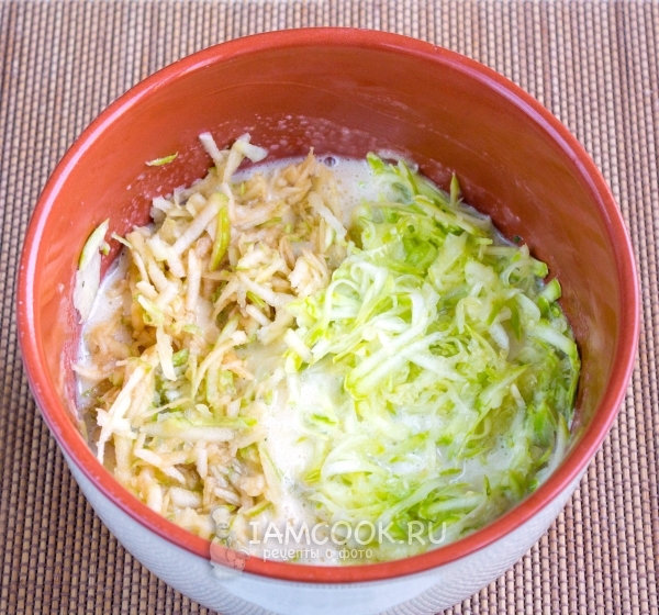 Добавить тертые яблоки и кабачки