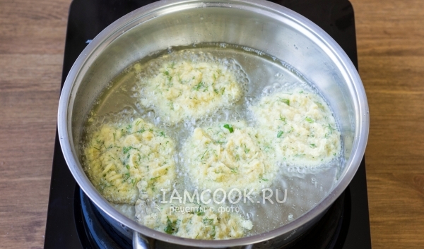 Выложить картофельную массу на сковороду