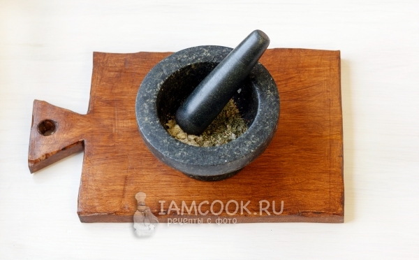 Измельчить чеснок с солью и специями