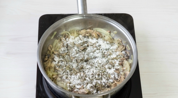 Всыпать соль, специи и муку