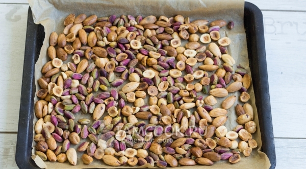 Выложить орехи на противень