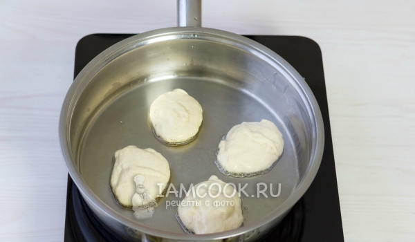 Положить тесто на сковороду
