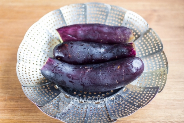 Положить баклажаны на пароварку