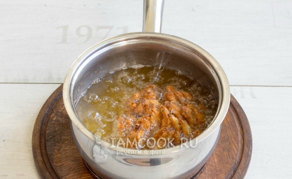 Пожарить лук в масле