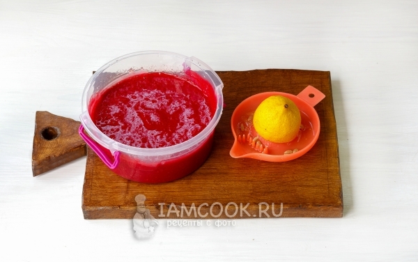 Выжать сок лимона