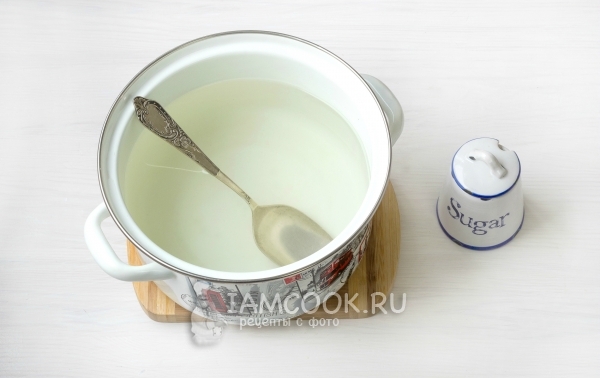 Всыпать в воду сахар