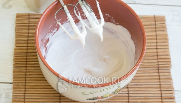 Взбить белок с сахаром