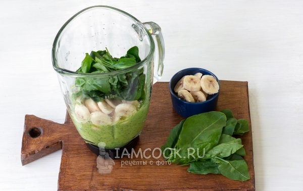 Добавить банан и шпинат