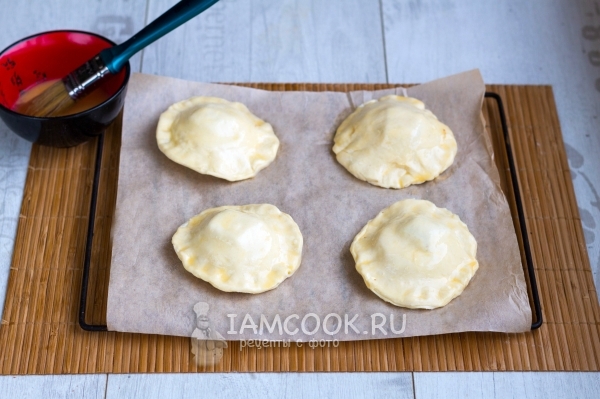 Защипнуть края теста и смазать яйцом